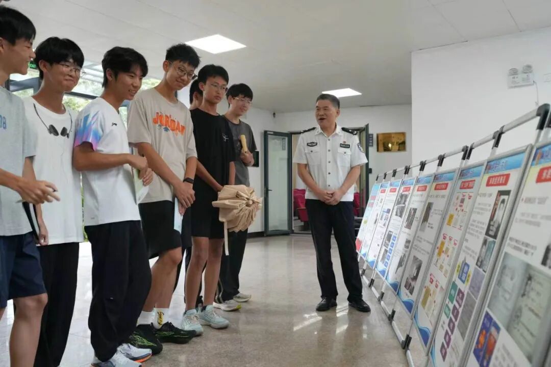 安徽黄山万名新生同上平安“开学第一课”